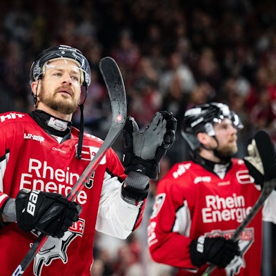 ARCHIV - 19.04.2025, Nordrhein-Westfalen, Köln: Eishockey: DEL, Kölner Haie - Eisbären Berlin, Meisterschaftsrunde, Finale, 2. Spieltag, Lanxess Arena. Kölns Moritz Müller bedankt sich nach der Partie bei den Fans. (zu dpa: «DEB-Kapitän Müller vor sechster Final-Niederlage») Foto: Marius Becker/dpa +++ dpa-Bildfunk +++