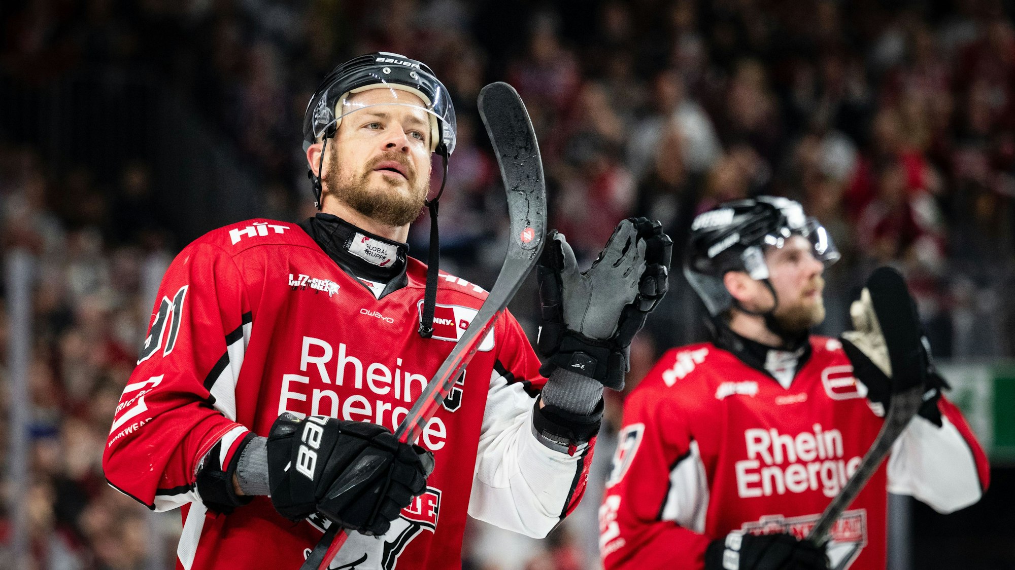 Das Bild zeigt zwei Spieler der Kölner Haie. Foto: Marius Becker/dpa