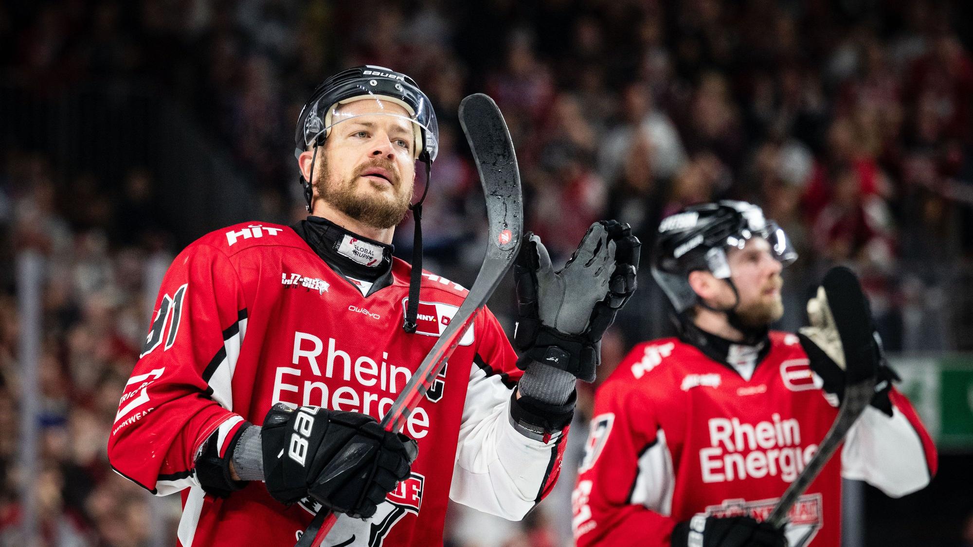 ARCHIV - 19.04.2025, Nordrhein-Westfalen, Köln: Eishockey: DEL, Kölner Haie - Eisbären Berlin, Meisterschaftsrunde, Finale, 2. Spieltag, Lanxess Arena. Kölns Moritz Müller bedankt sich nach der Partie bei den Fans. (zu dpa: «DEB-Kapitän Müller vor sechster Final-Niederlage») Foto: Marius Becker/dpa +++ dpa-Bildfunk +++