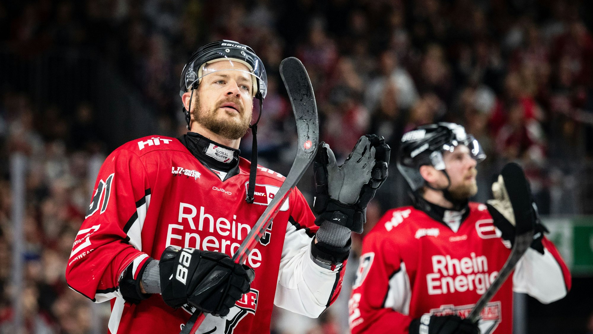 ARCHIV - 19.04.2025, Nordrhein-Westfalen, Köln: Eishockey: DEL, Kölner Haie - Eisbären Berlin, Meisterschaftsrunde, Finale, 2. Spieltag, Lanxess Arena. Kölns Moritz Müller bedankt sich nach der Partie bei den Fans. (zu dpa: «DEB-Kapitän Müller vor sechster Final-Niederlage») Foto: Marius Becker/dpa +++ dpa-Bildfunk +++