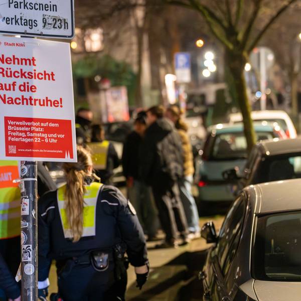 06.02.2025, Köln: Das Ordnungsamt patrouilliert abends am Brüsseler Platz. Zum Schutz der Anwohnenden vor Lärm dürfen sich nach 22 Uhr auf dem Brüsseler Platz erstmalig keine Personen mehr aufhalten. Das Verweilverbot gilt zukünftig am Freitag, Samstag und vor Feiertagen. Foto: Uwe Weiser