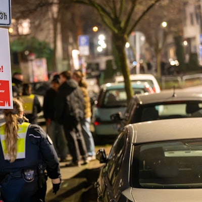 06.02.2025, Köln: Das Ordnungsamt patrouilliert abends am Brüsseler Platz. Zum Schutz der Anwohnenden vor Lärm dürfen sich nach 22 Uhr auf dem Brüsseler Platz erstmalig keine Personen mehr aufhalten. Das Verweilverbot gilt zukünftig am Freitag, Samstag und vor Feiertagen. Foto: Uwe Weiser