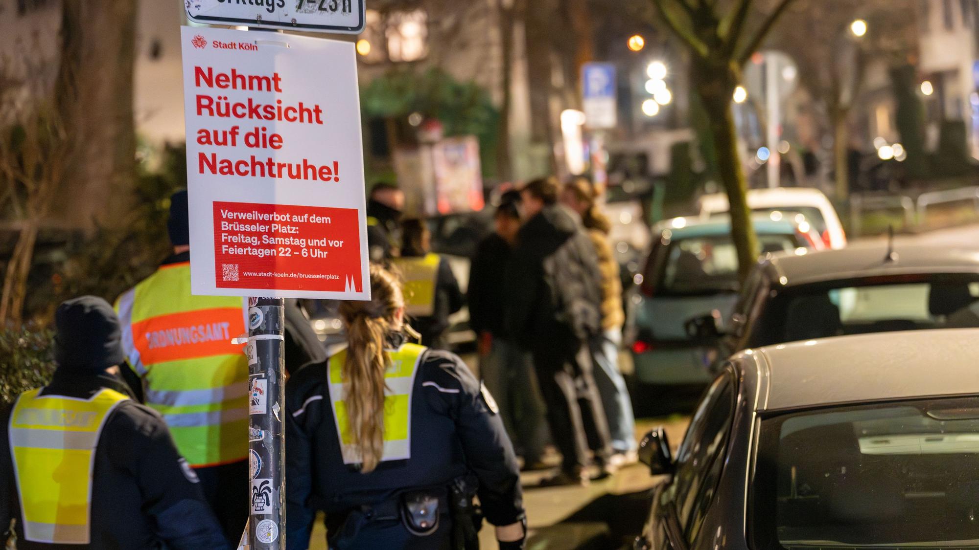 06.02.2025, Köln: Das Ordnungsamt patrouilliert abends am Brüsseler Platz. Zum Schutz der Anwohnenden vor Lärm dürfen sich nach 22 Uhr auf dem Brüsseler Platz erstmalig keine Personen mehr aufhalten. Das Verweilverbot gilt zukünftig am Freitag, Samstag und vor Feiertagen. Foto: Uwe Weiser