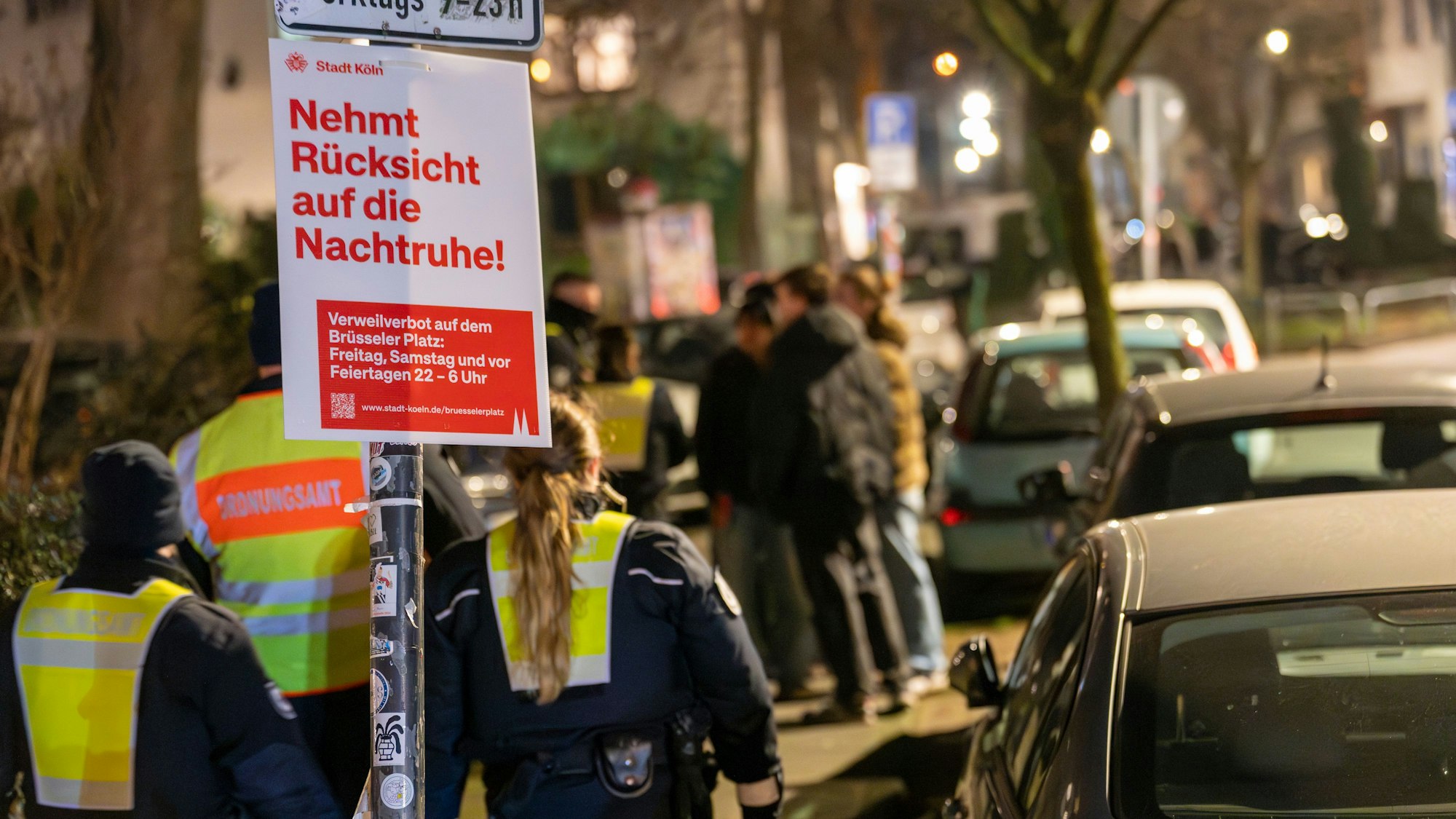 06.02.2025, Köln: Das Ordnungsamt patrouilliert abends am Brüsseler Platz. Zum Schutz der Anwohnenden vor Lärm dürfen sich nach 22 Uhr auf dem Brüsseler Platz erstmalig keine Personen mehr aufhalten. Das Verweilverbot gilt zukünftig am Freitag, Samstag und vor Feiertagen. Foto: Uwe Weiser