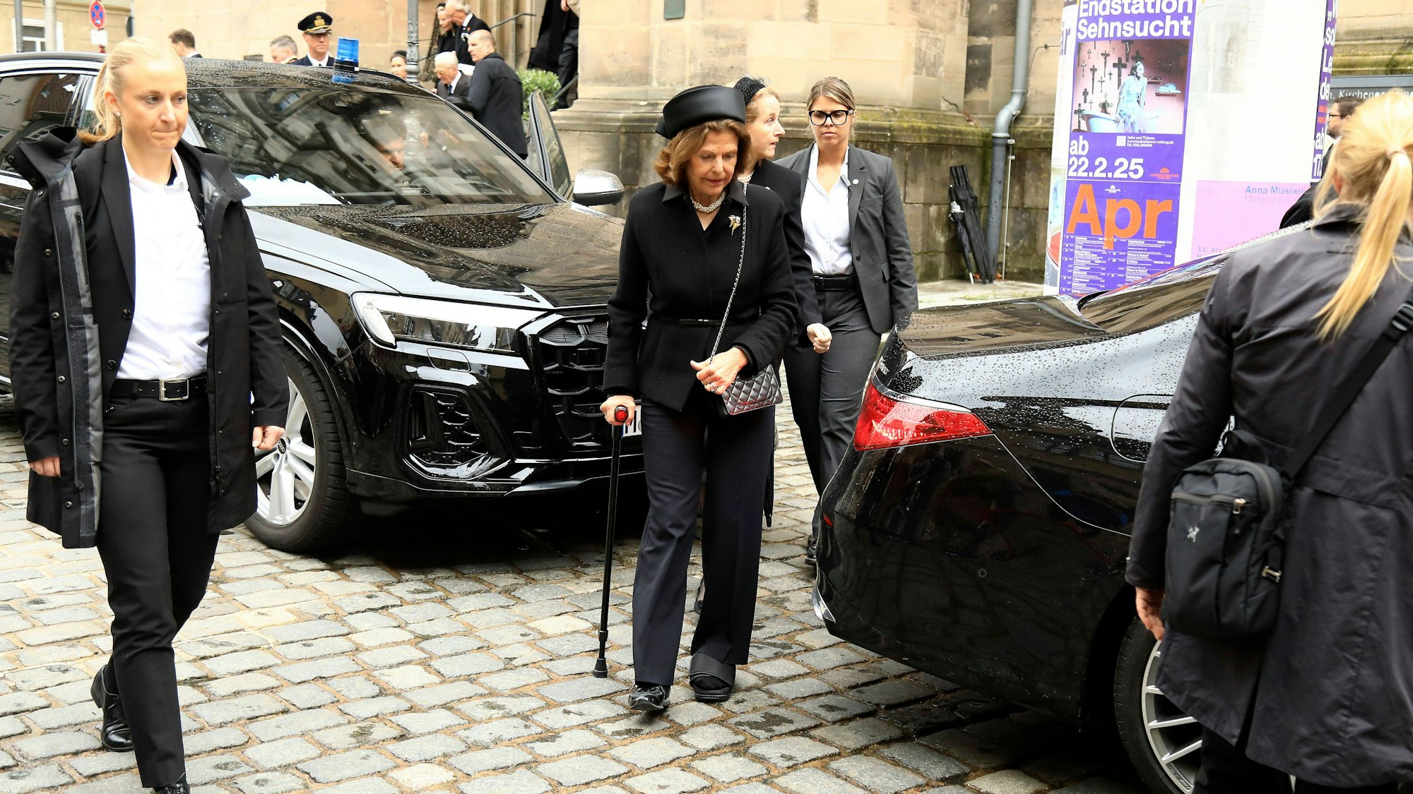 Königin Silvia von Schweden wurde mit Krücken gesichtet.