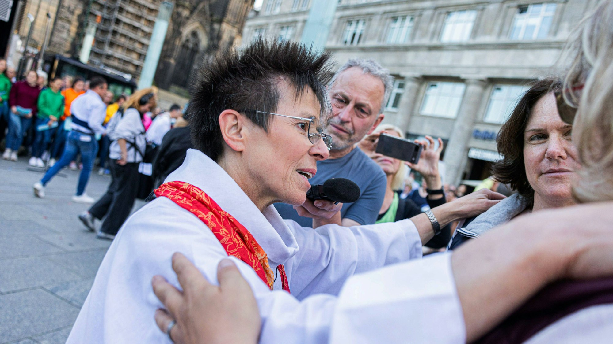 Marianne Arndt, hier bei einem Segnungsgottesdienst vor dem Kölner Dom, ist Gemeindereferentin und Seelsorgerin. (Archivbild)
