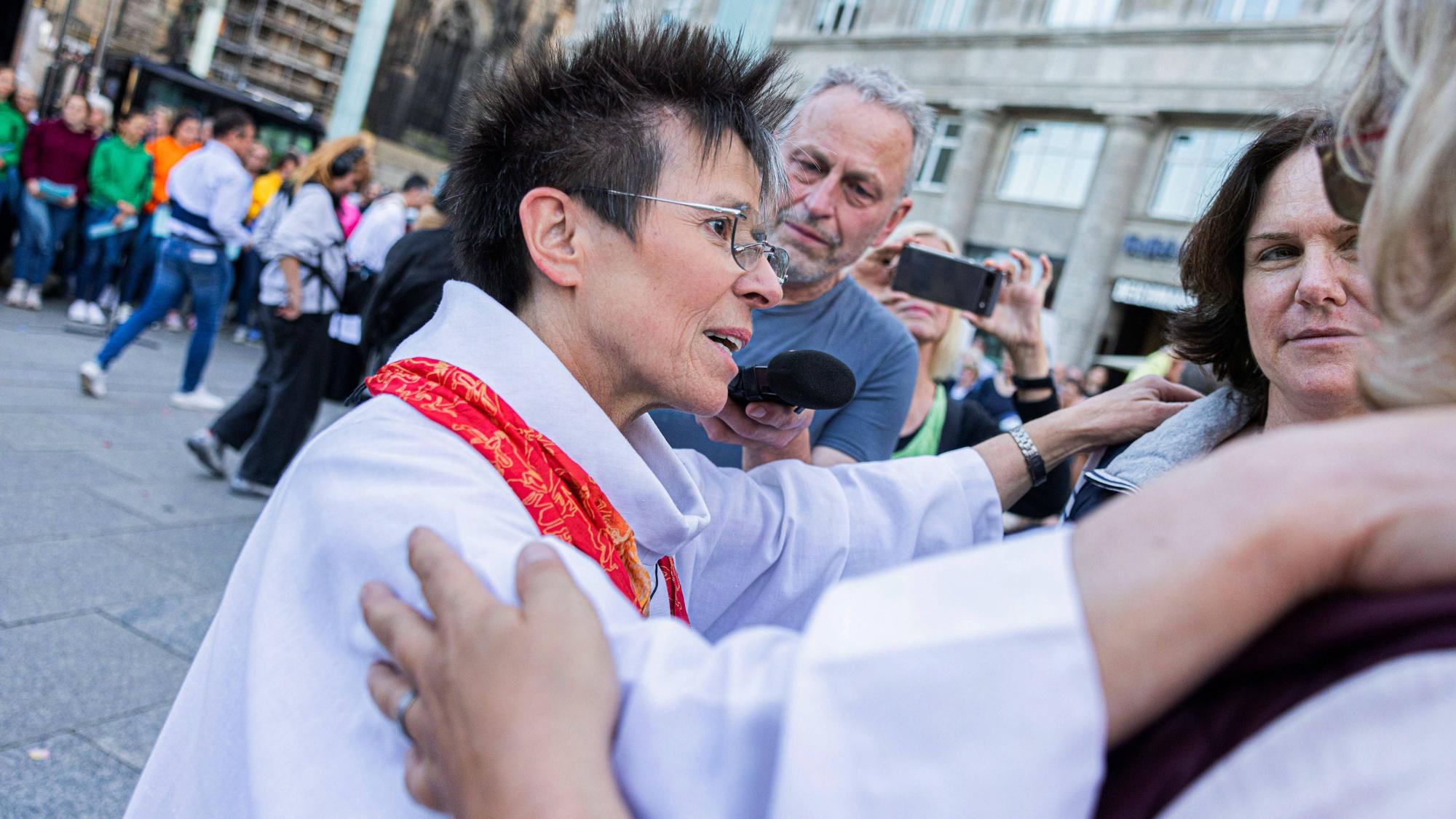 Marianne Arndt segnete am 20.09.2023 vor dem Koelner Dom sich liebenden Paare.