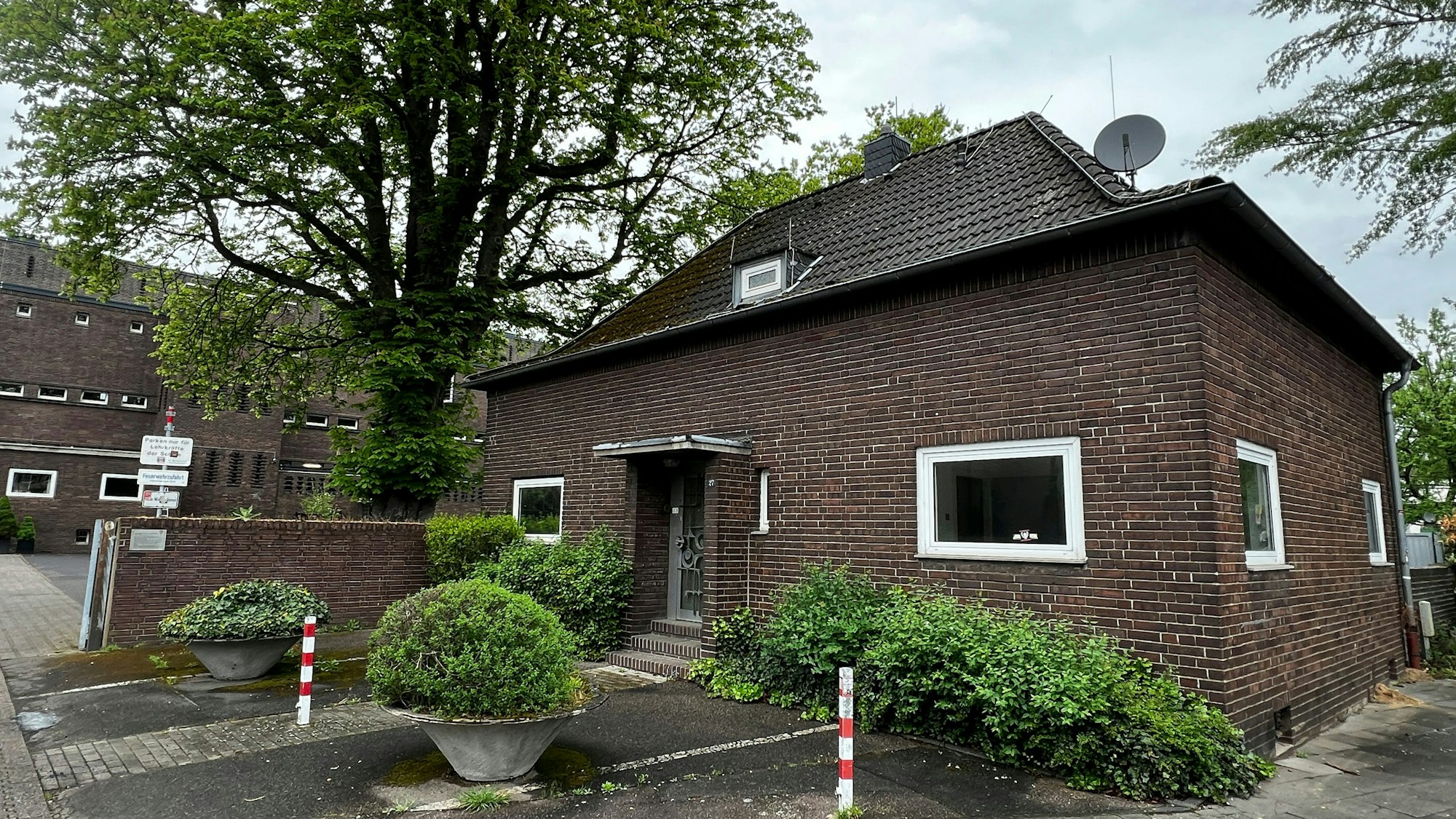 Das Hausmeister-Haus an der Realschule am Stadtpark steht seit April 2022 leer. Die Stadt will es wieder vermieten – nachdem man es renoviert hat.