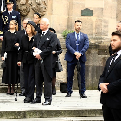 König Carl Gustaf (r), Königin Silvia (m) und Prinzessin Madeleine (l) von Schweden bei der Trauerfeier für Andreas Prinz von Sachsen-Coburg und Gotha Coburg.