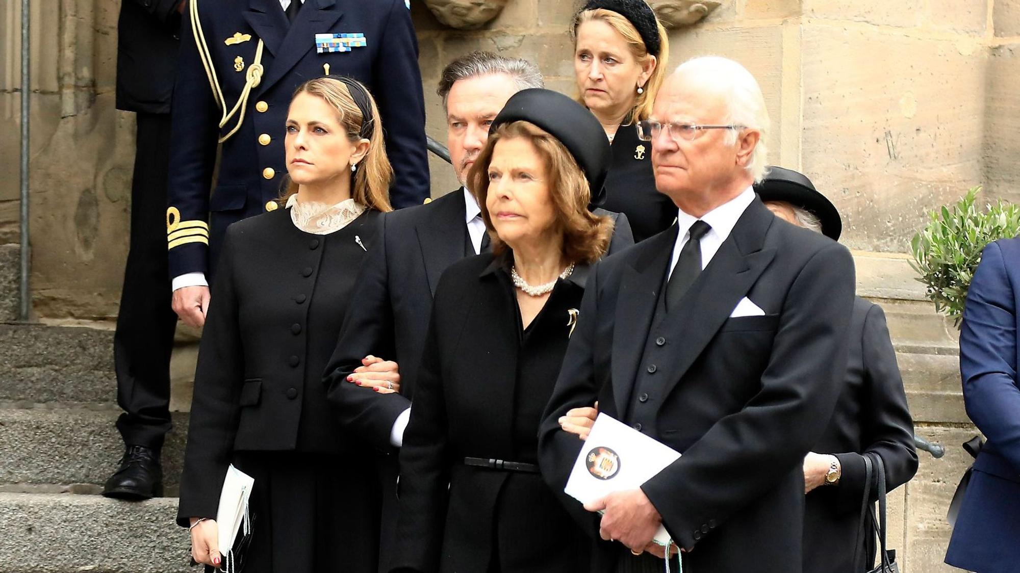 König Carl Gustaf (r), Königin Silvia (m) und Prinzessin Madeleine (l) von Schweden bei der Trauerfeier für Andreas Prinz von Sachsen-Coburg und Gotha Coburg.