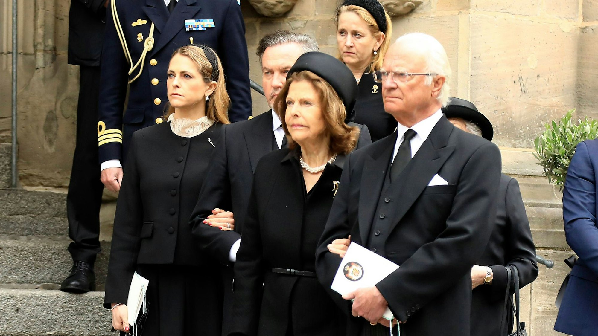 König Carl Gustaf (r), Königin Silvia (m) und Prinzessin Madeleine (l) von Schweden bei der Trauerfeier für Andreas Prinz von Sachsen-Coburg und Gotha Coburg.