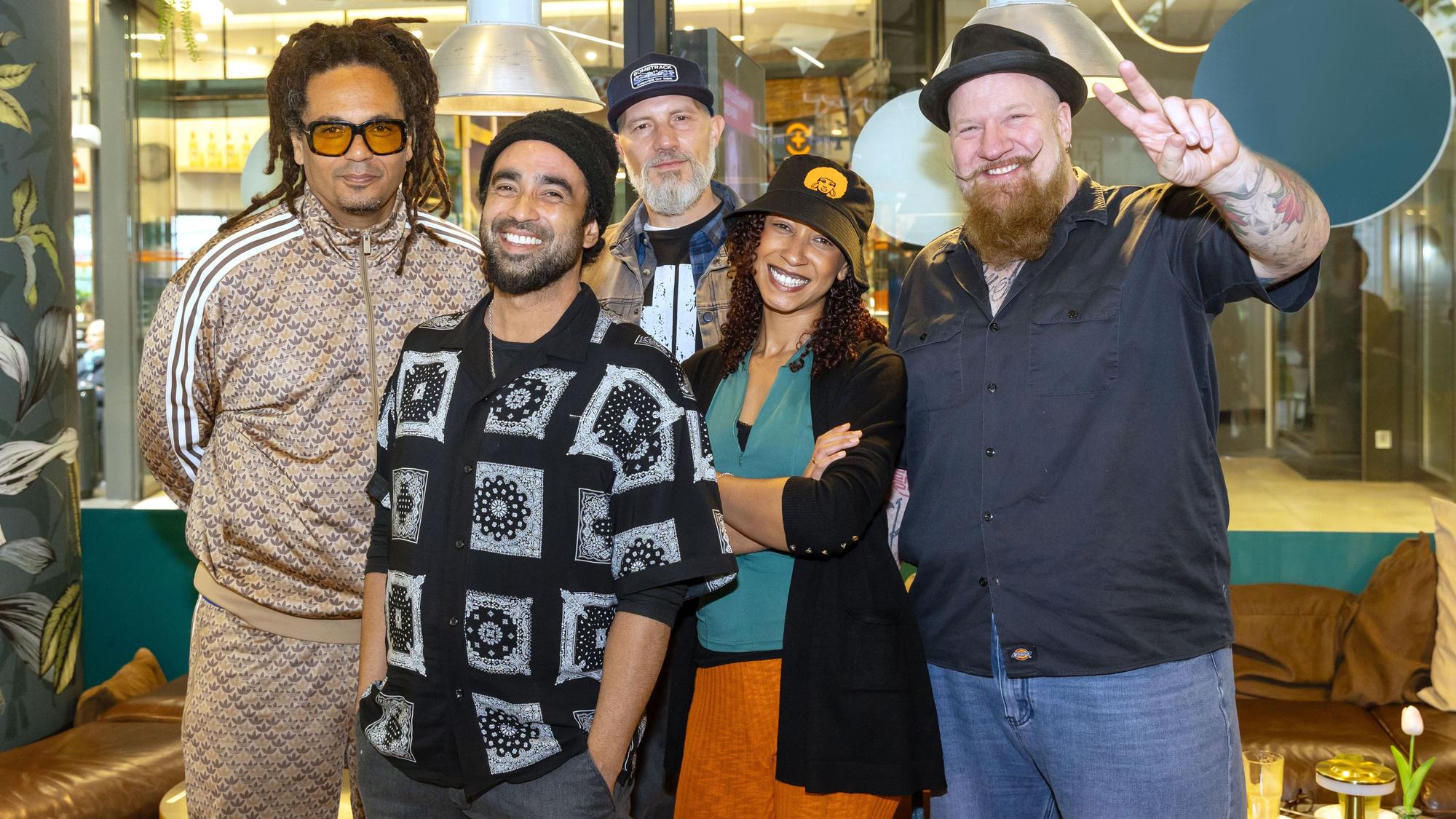 20.04.2025
Köln:
Interview mit Frank Dellé (Seeed-Bandmitglied) und den Dubmones.
Die Band ist neu und covert Songs von der Punkband The Ramones.
Foto: Martina Goyert
