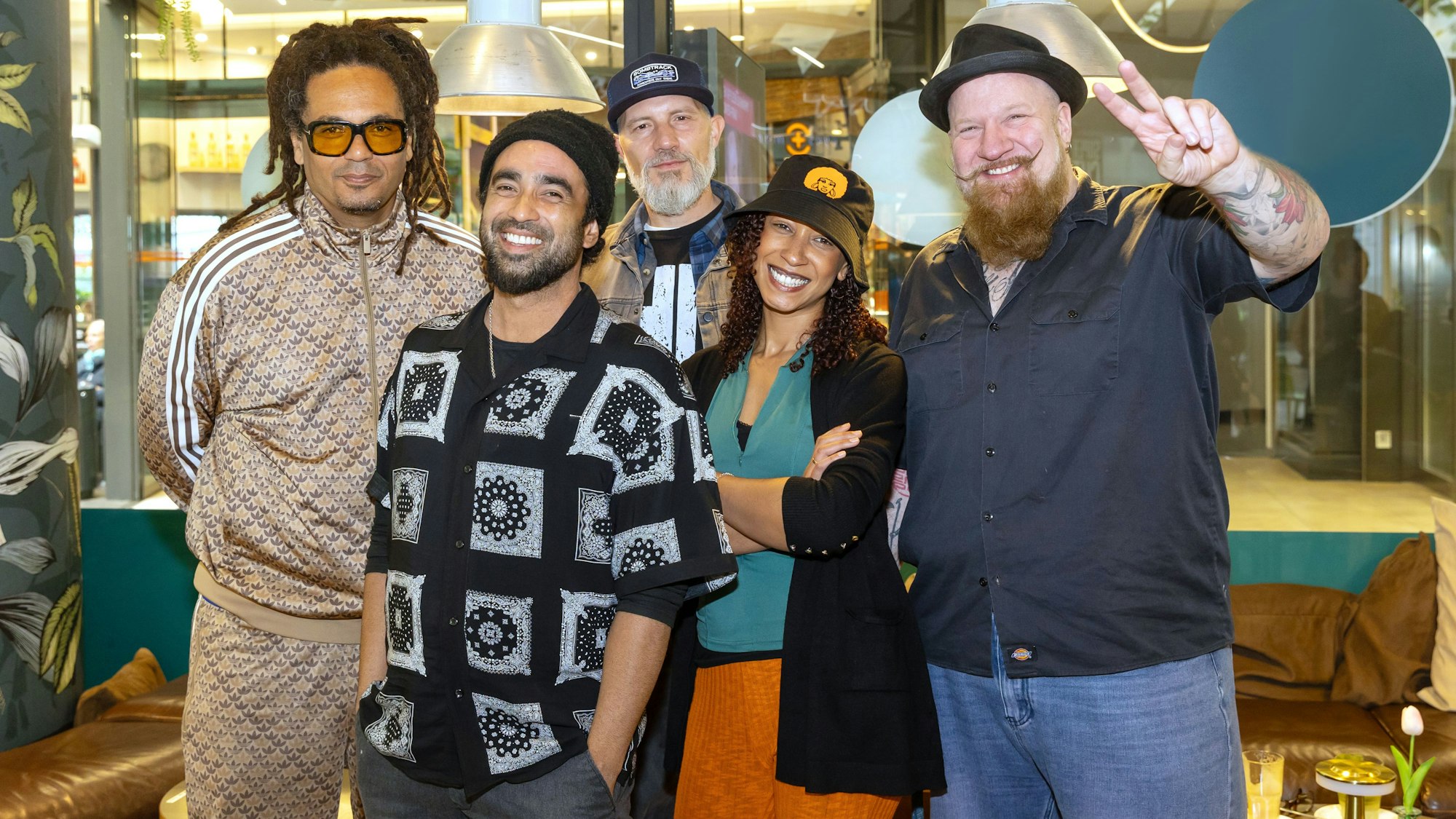 20.04.2025
Köln:
Interview mit Frank Dellé (Seeed-Bandmitglied) und den Dubmones.
Die Band ist neu und covert Songs von der Punkband The Ramones.
Foto: Martina Goyert