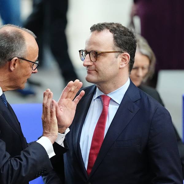 Friedrich Merz (l.) im Gespräch mit Jens Spahn. Die CSU hat offenbar zugestimmt, dass Spahn neuer Fraktionschef der Union werden soll. (Archivbild)