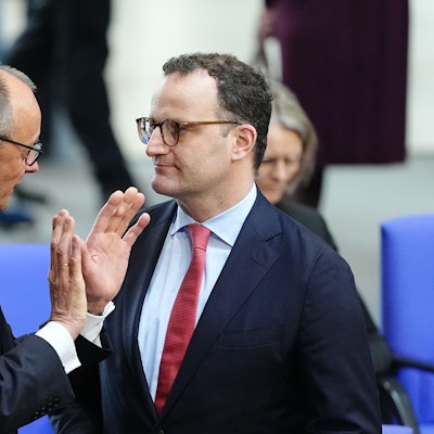 Friedrich Merz (l.) im Gespräch mit Jens Spahn. Die CSU hat offenbar zugestimmt, dass Spahn neuer Fraktionschef der Union werden soll. (Archivbild)