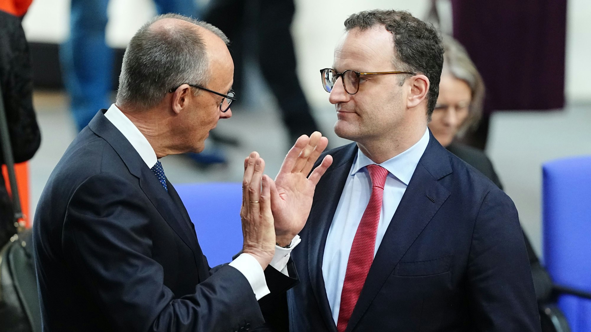 Friedrich Merz (l.) im Gespräch mit Jens Spahn. Die CSU hat offenbar zugestimmt, dass Spahn neuer Fraktionschef der Union werden soll. (Archivbild)