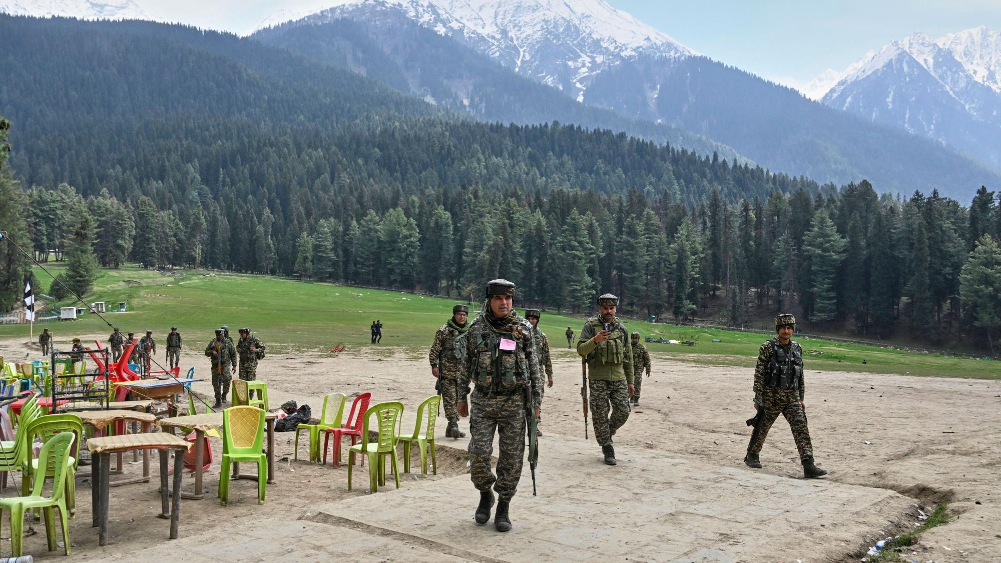 23.04.2025, Indien, Pahalgam: Indische Sicherheitsbeamte inspizieren den Ort in Pahalgam, an dem Militante am Dienstag wahllos das Feuer auf Touristen eröffnet haben. Foto: Uncredited/AP/dpa +++ dpa-Bildfunk +++