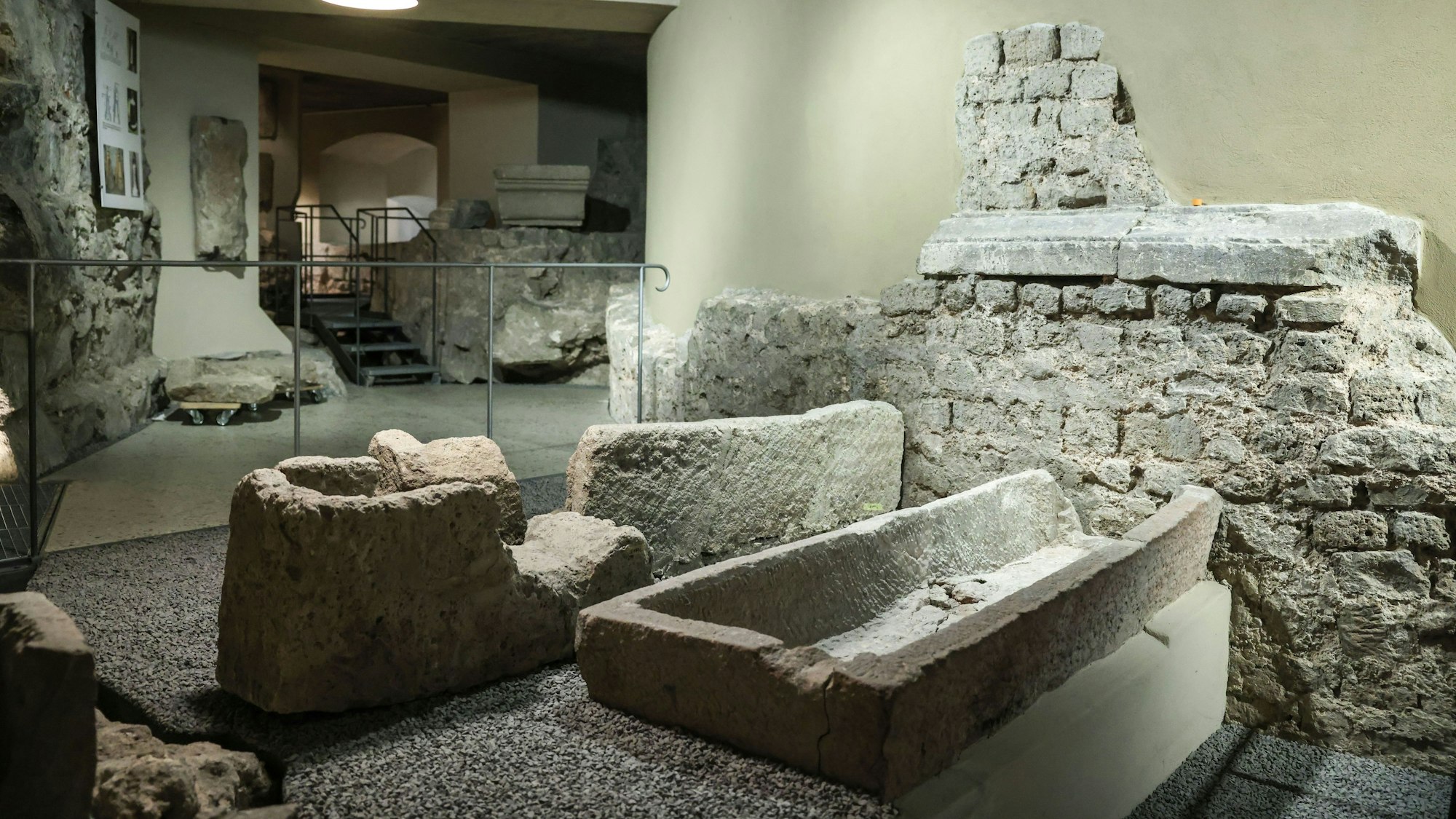 PRODUKTION - 31.03.2025, Nordrhein-Westfalen, Köln: Sarkophage sind in derAusgrabung unter dem Fundament des Domes zu sehen. (zu dpa: «Gräber, Gold und Gullys - Expedition unter den Kölner Dom») Foto: Oliver Berg/dpa +++ dpa-Bildfunk +++