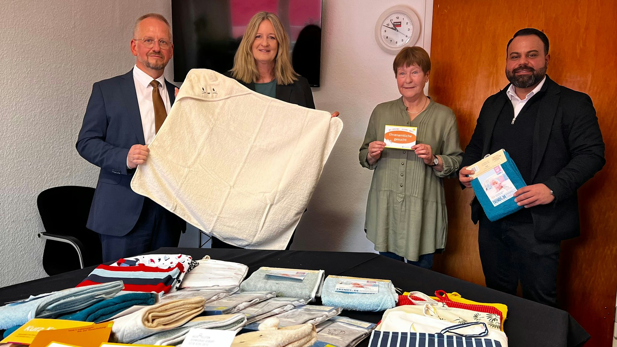 2000 Handtücher für Leverkusens Babys: Karlheinz Reheußer (Ostermann, v.l.), Projektleiterin Bianka Stöcker-Meier, Doris Bagilkow, Ehrenamtlerin, und Tolga Parmaksiz, Marktleiter bei „Trends“.