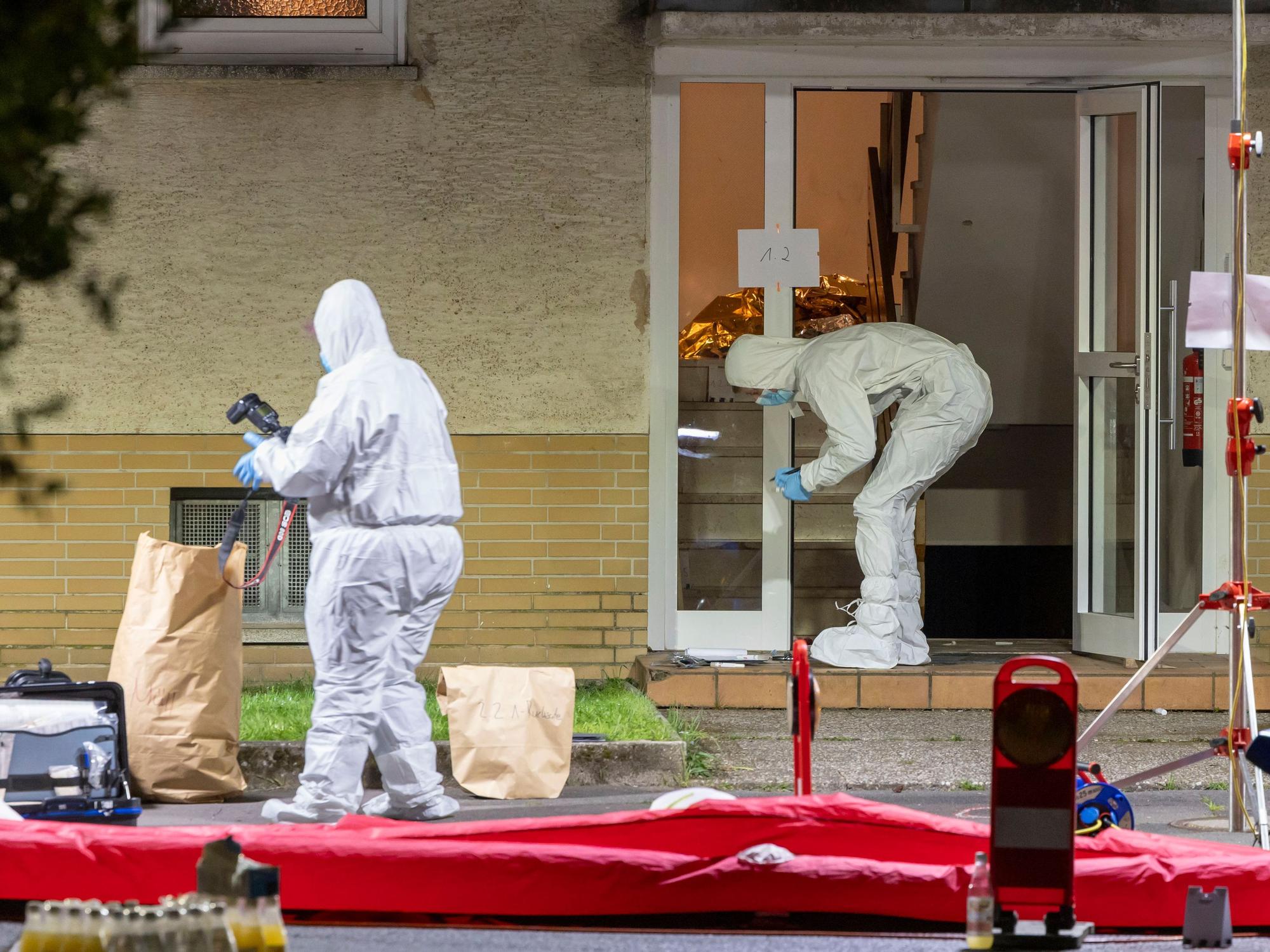 Die Spurensicherung der Polizei arbeitet an einem Tatort, nachem zwei Männer erschossen worden.