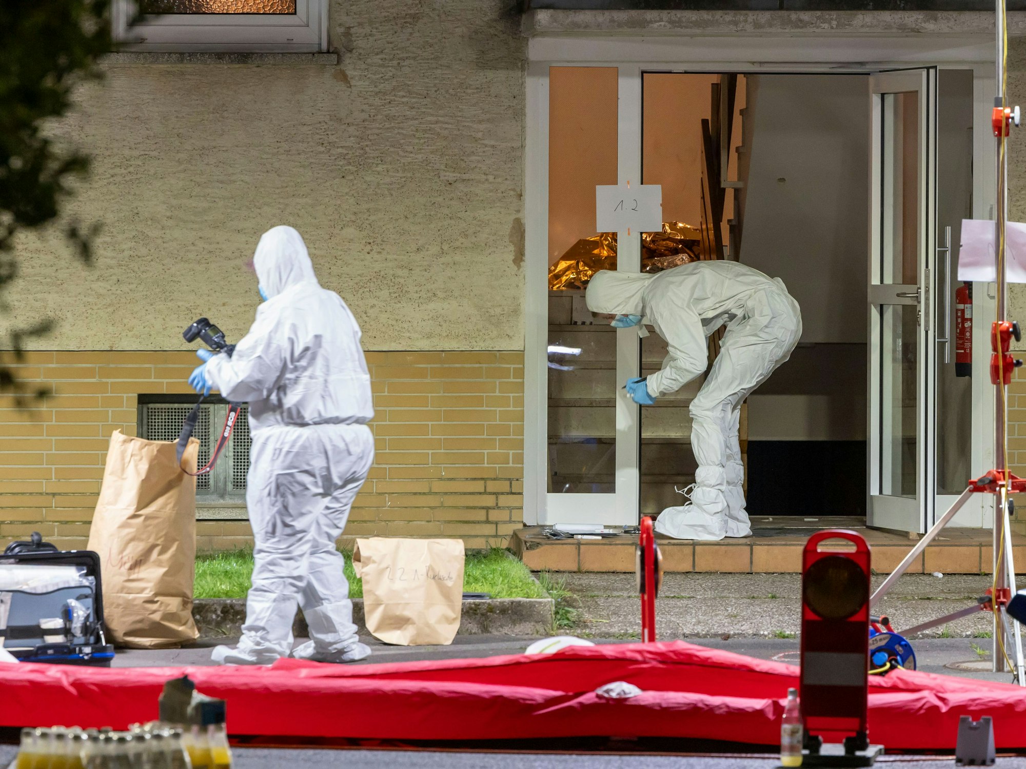 Die Spurensicherung der Polizei arbeitet an einem Tatort, nachem zwei Männer erschossen worden.