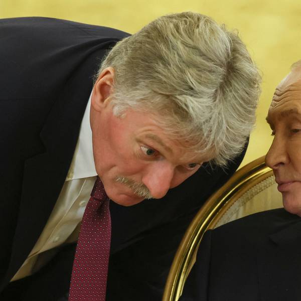Kremlchef Wladimir Putin im Gespräch mit seinem Sprecher Dmitri Peskow. (Archivbild)