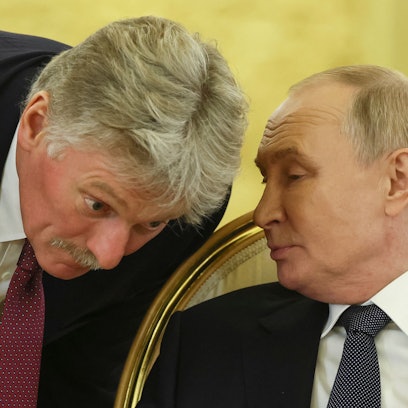 Kremlchef Wladimir Putin im Gespräch mit seinem Sprecher Dmitri Peskow. (Archivbild)