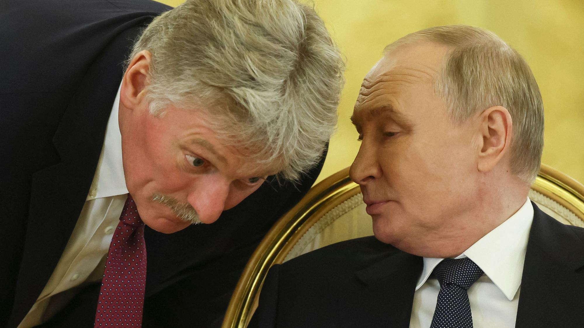 Kremlchef Wladimir Putin im Gespräch mit seinem Sprecher Dmitri Peskow. (Archivbild)
