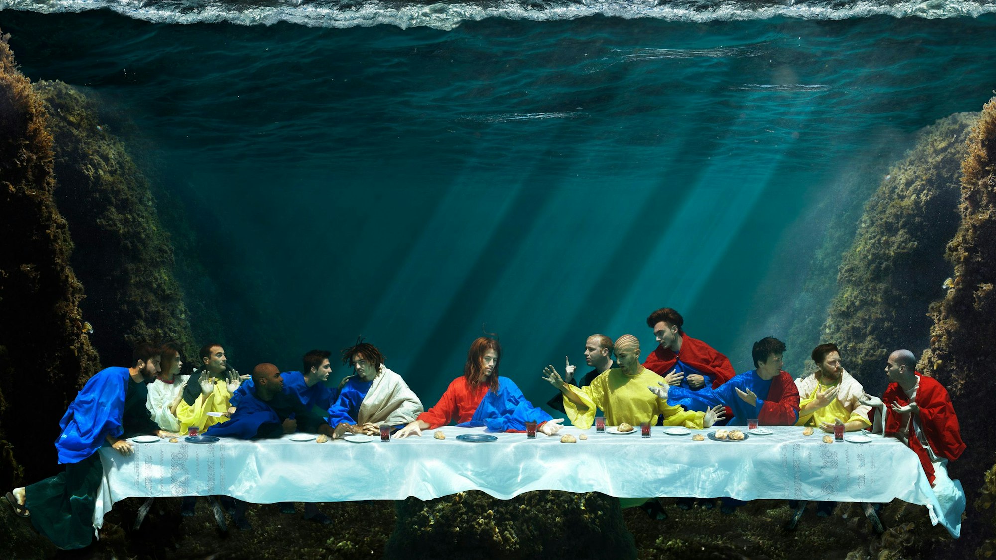 Zu sehen ist eine Interpretation unter Wasser von da Vincis Abendmahl.