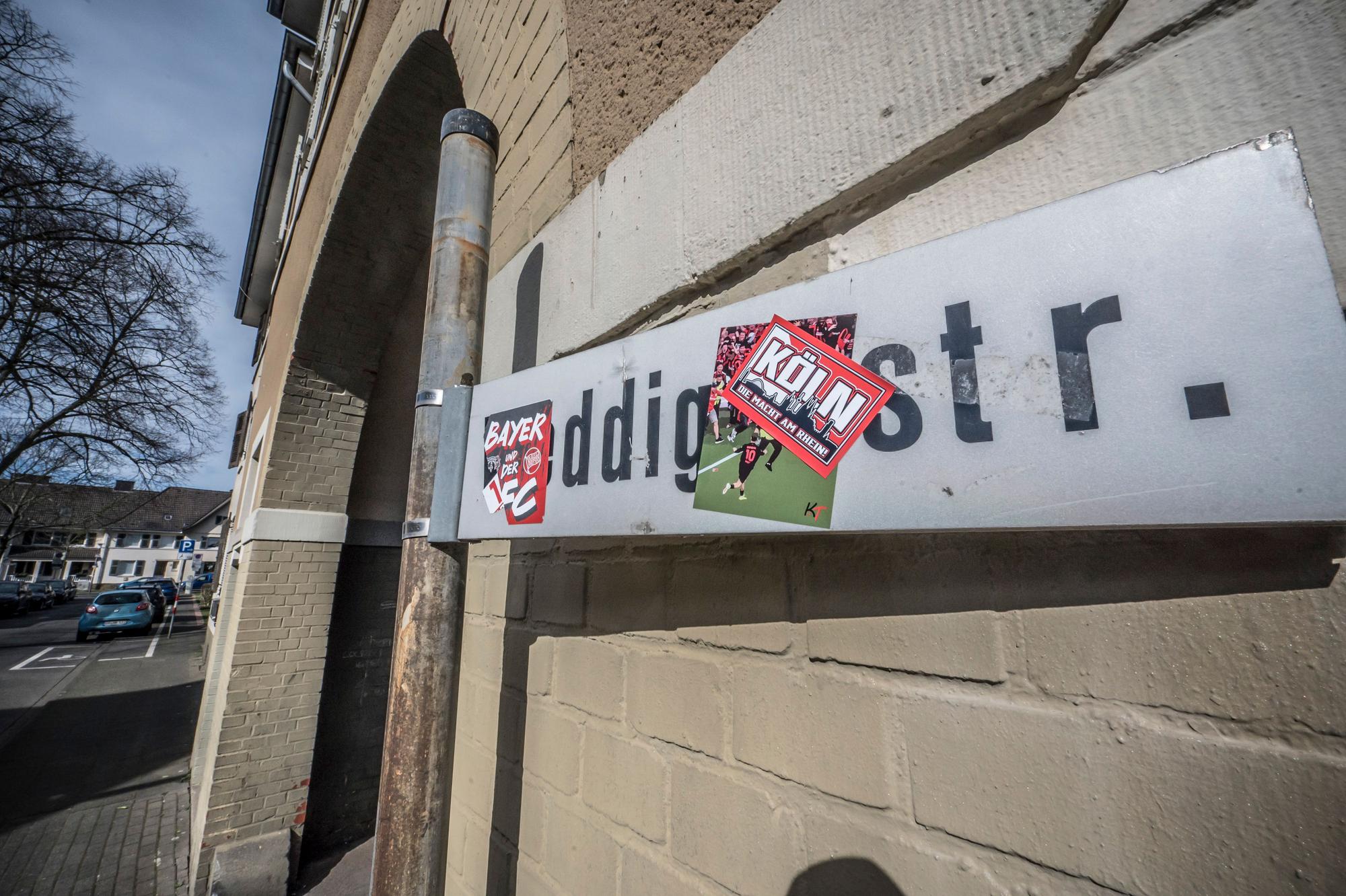 Von Kölner überklebter Bayer-04-Aufkleber auf dem Straßenschild Weddigenstraße, Kolonie III. Foto: Ralf Krieger