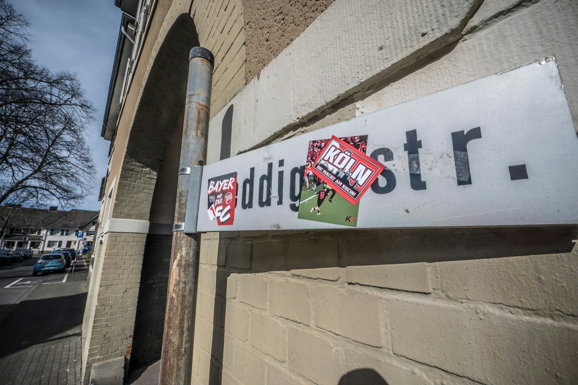 Von Kölner überklebter Bayer-04-Aufkleber auf dem Straßenschild Weddigenstraße, Kolonie III. Foto: Ralf Krieger