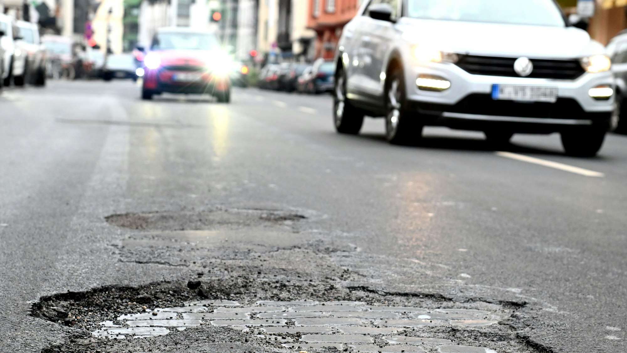 Der Winter ist noch nicht vorbei und trotzdem gibt es bereits zahlreiche Schlaglöchern auf Kölner Straßen. Berrenrather Straße.