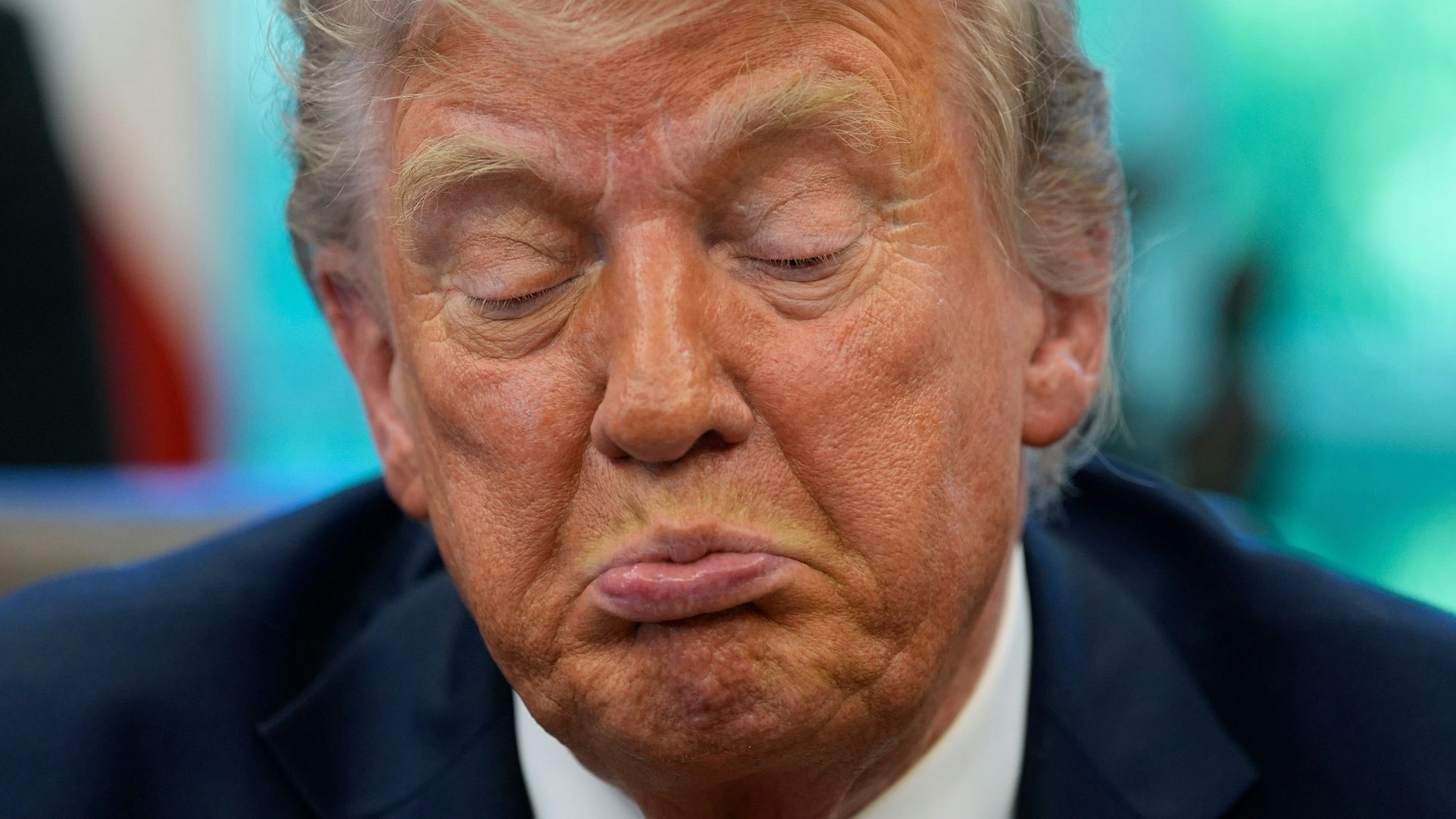 23.04.2025, USA, Washington: US-Präsident Donald Trump spricht mit Reportern nach der Unterzeichnung von Durchführungsverordnungen im Oval Office des Weißen Hauses in Washington. Foto: Alex Brandon/AP/dpa +++ dpa-Bildfunk +++