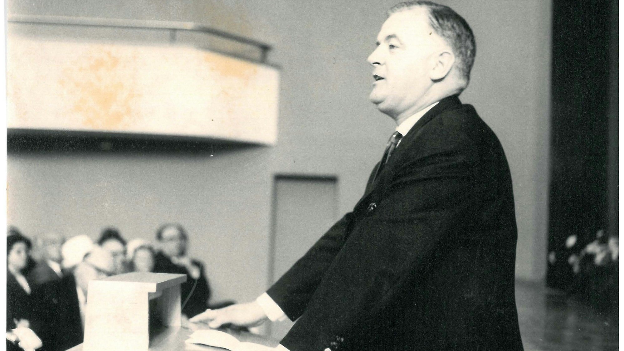 Gerhard Kienbaum bei einem Vortrag.