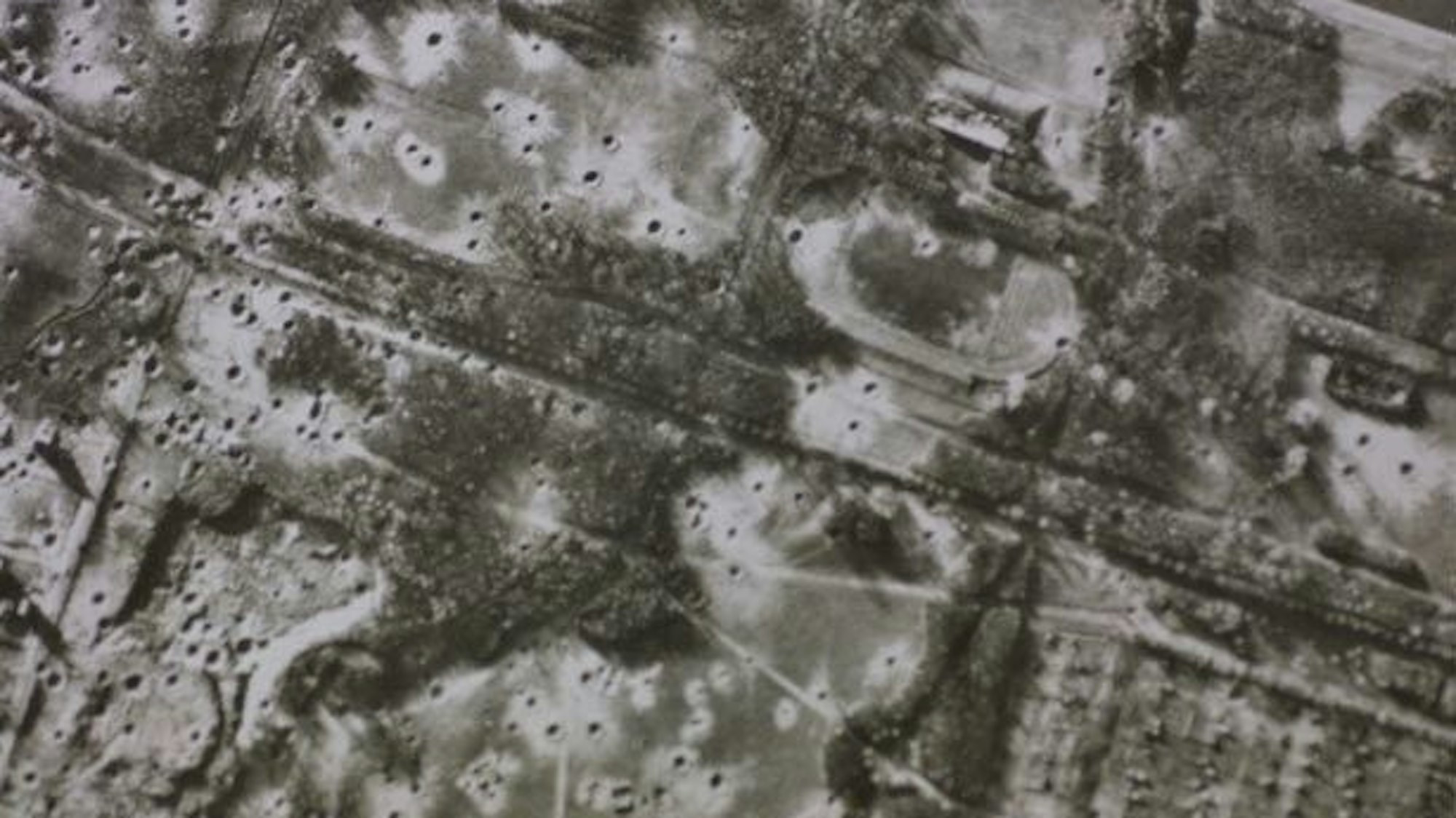 Luftbild der Bombeneinschläge im Bereich Köln-Müngersdorf.