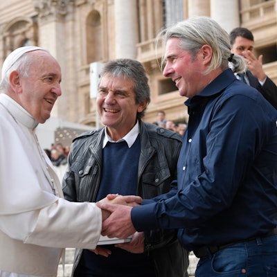 Der Steinmetz Bruno Harich (Zopf) aus Eischeid überbrachte 2019 mit dem Organisator Johannes Heibel einen Mühlstein dem Papst und hatte 22 Minuten lang Zeit, mit ihm sich auszutauschen.