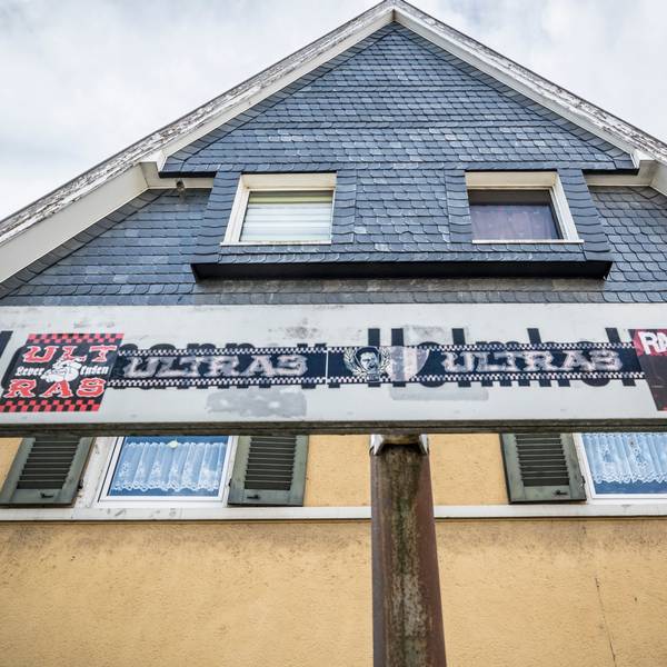 Aufkleber von den Bayer-04- Ultras auf dem Straßenschild Hermann-von-Helmholtz-Straße. Foto: Ralf Krieger