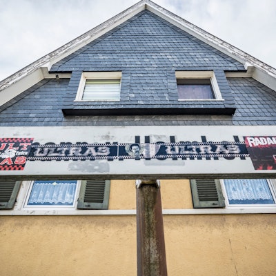Aufkleber von den Bayer-04- Ultras auf dem Straßenschild Hermann-von-Helmholtz-Straße. Foto: Ralf Krieger