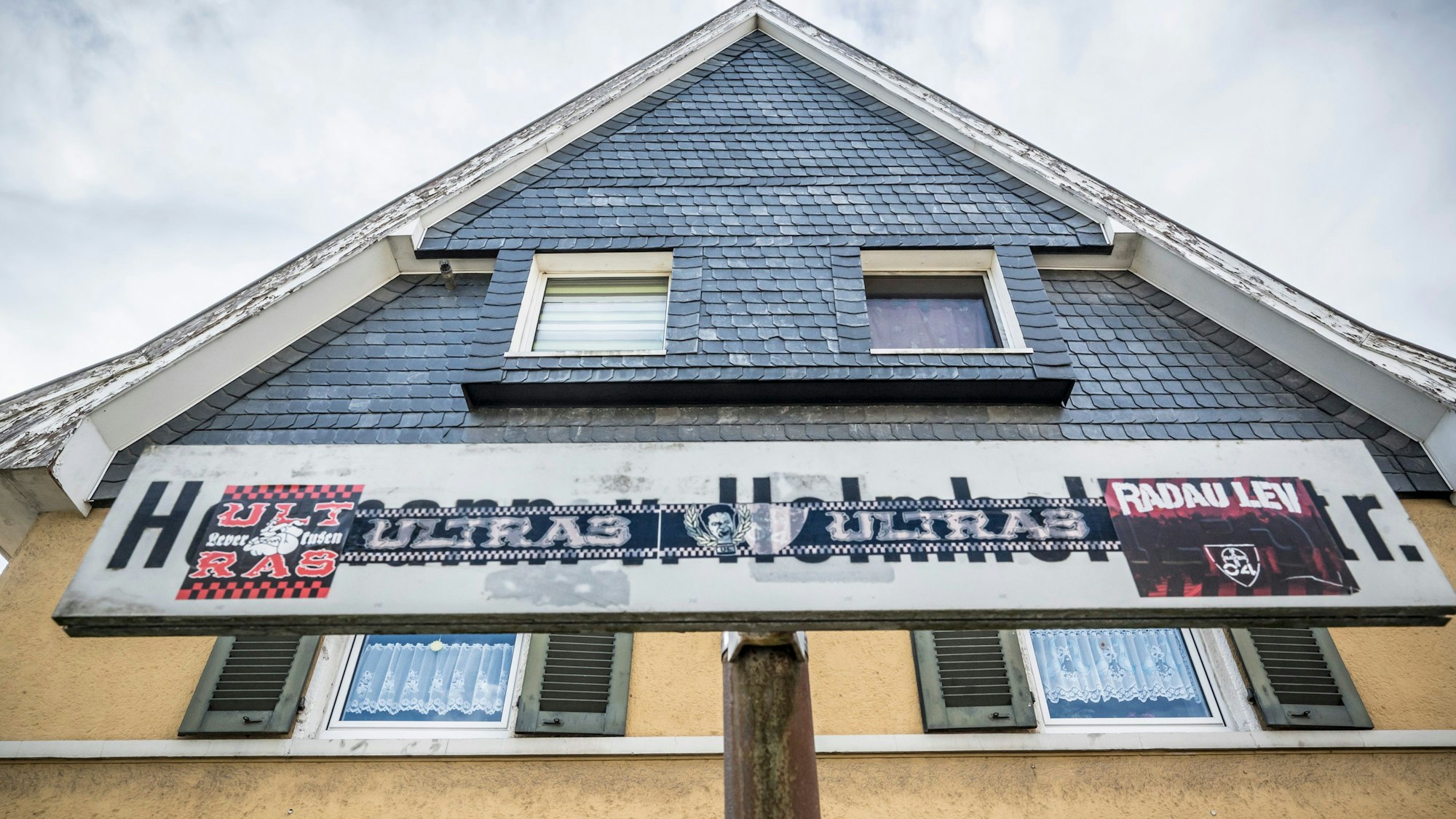 Aufkleber von den Bayer-04- Ultras auf dem Straßenschild Hermann-von-Helmholtz-Straße. Foto: Ralf Krieger