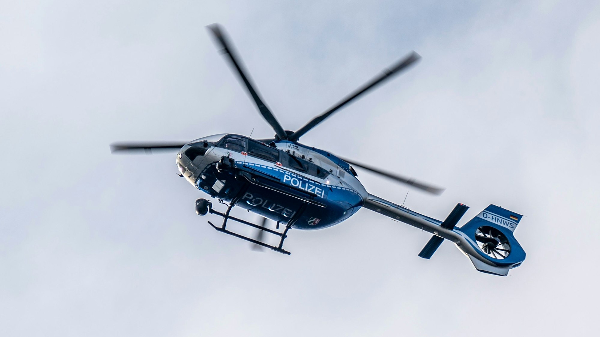Polizeihubschrauber in der Luft.