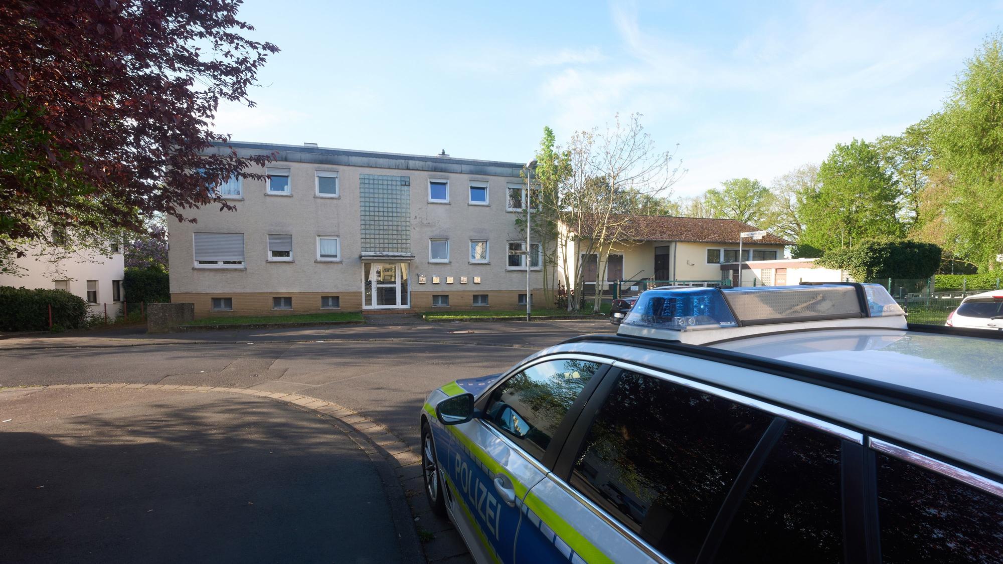 Ein Polizeiwagen steht in der Nähe des Tatorts. Zwei Menschen sind im hessischen Bad Nauheim erschossen worden.