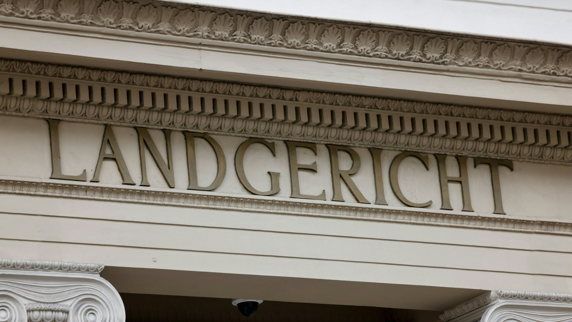 Blick auf den Schriftzug „Landgericht“ an der Fassade des Gerichtsgebäudes.