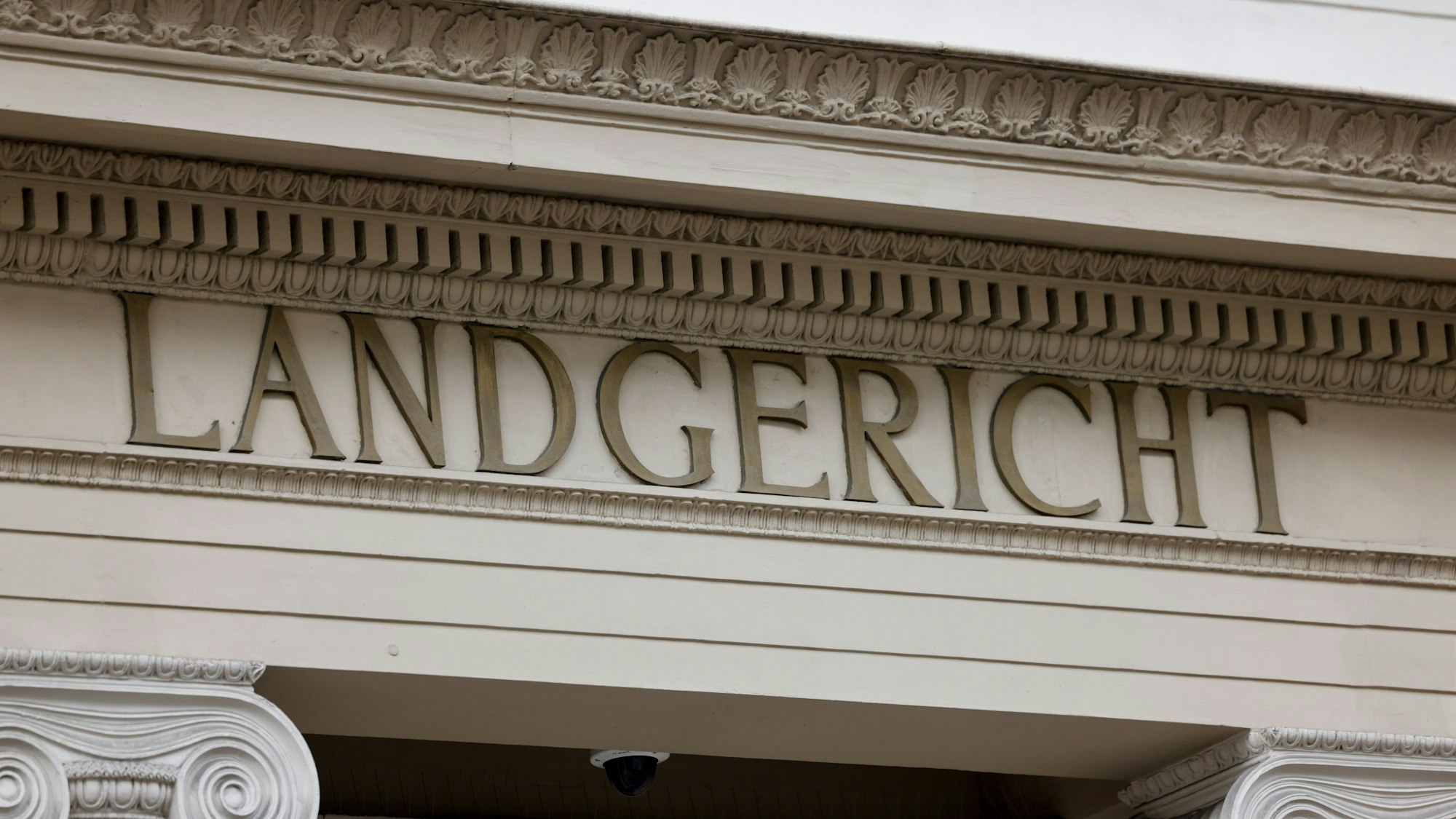Blick auf den Schriftzug „Landgericht“ an der Fassade des Bonner Gerichtsgebäudes.