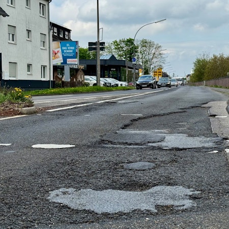 Schlechter Fahrbahnzustand der Bundesstraße 9.
