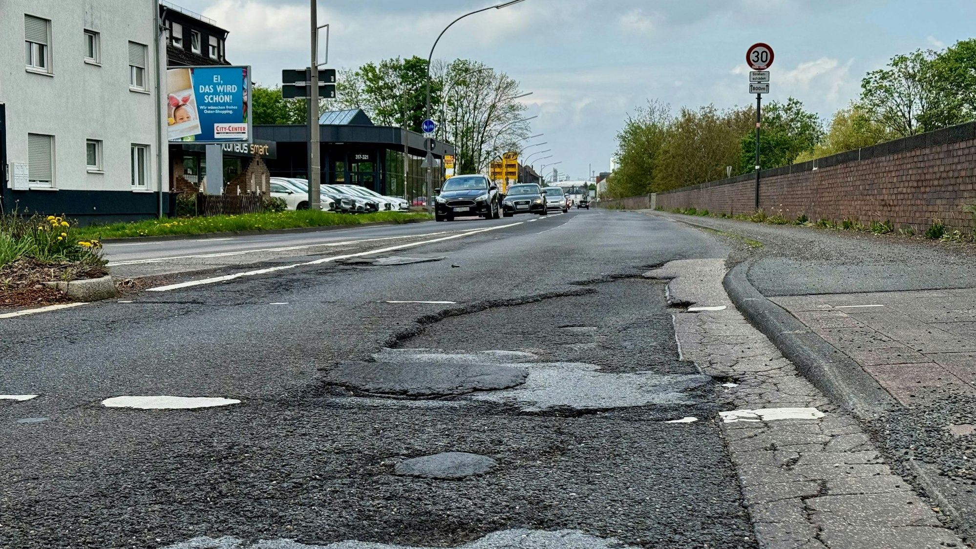 Schlechter Fahrbahnzustand der Bundesstraße 9.