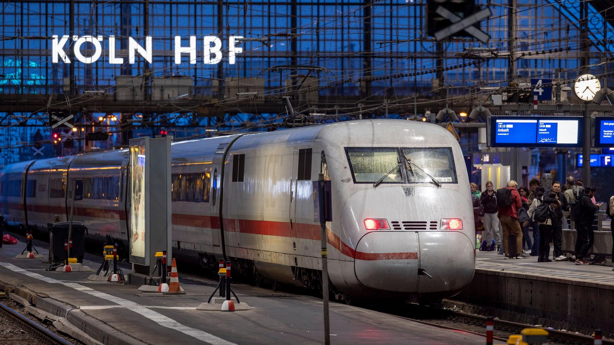 ARCHIV - 27.09.2024, Nordrhein-Westfalen, Köln: Ein ICE im Kölner Hauptbahnhof. Bahnreisende im Raum Köln müssen sich im Mai mehr als zwei Wochen lang auf massive Einschränkungen im Bahnverkehr zwischen Köln und Koblenz einstellen. (zu dpa: «Bahn zwischen Köln und Koblenz im Mai tagelang gesperrt») Foto: Thomas Banneyer/dpa +++ dpa-Bildfunk +++
