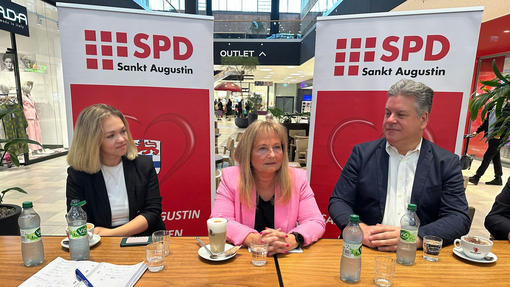 Als Heike Borowski (M.) im April 2025 ihre Kandidatur zur Bürgermeisterkandidatin der SPD in Sankt Augustin erklärte, waren auch SPD-Vorsitzende Kristina Schik und Fraktionschef Marc Knülle dabei.