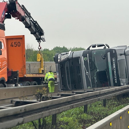 Das Foto zeigt den umgekippten Lkw auf der A4.