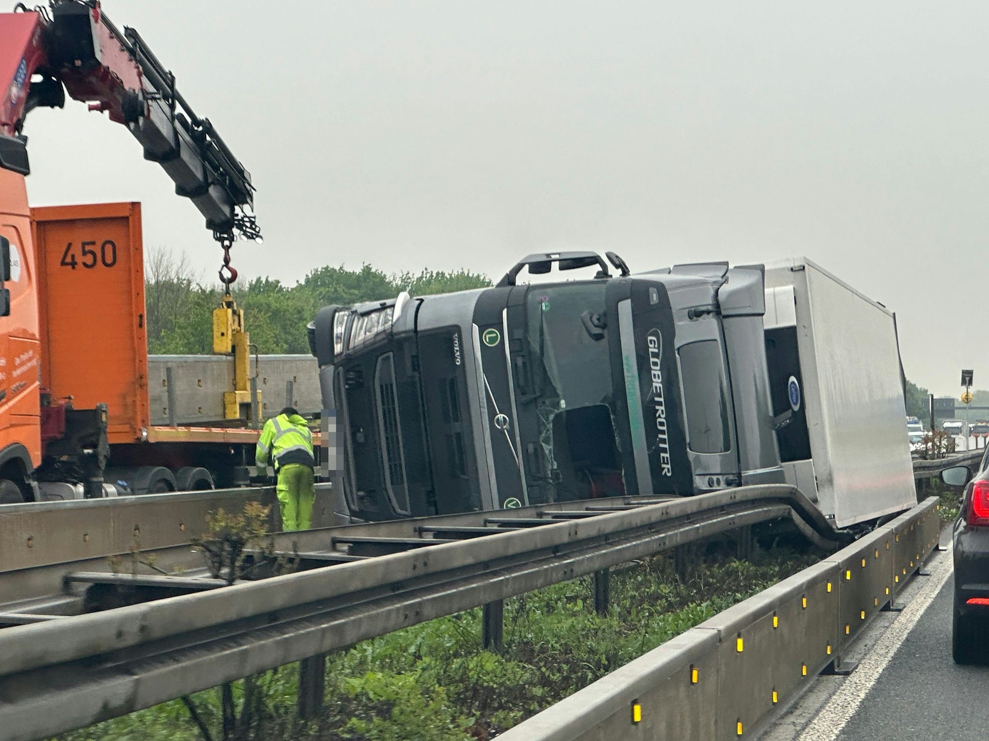 Dieser Lkw landete am 24. April auf der Leitplanke, weil der Fahrer die falsche Spur genutzt hatte.