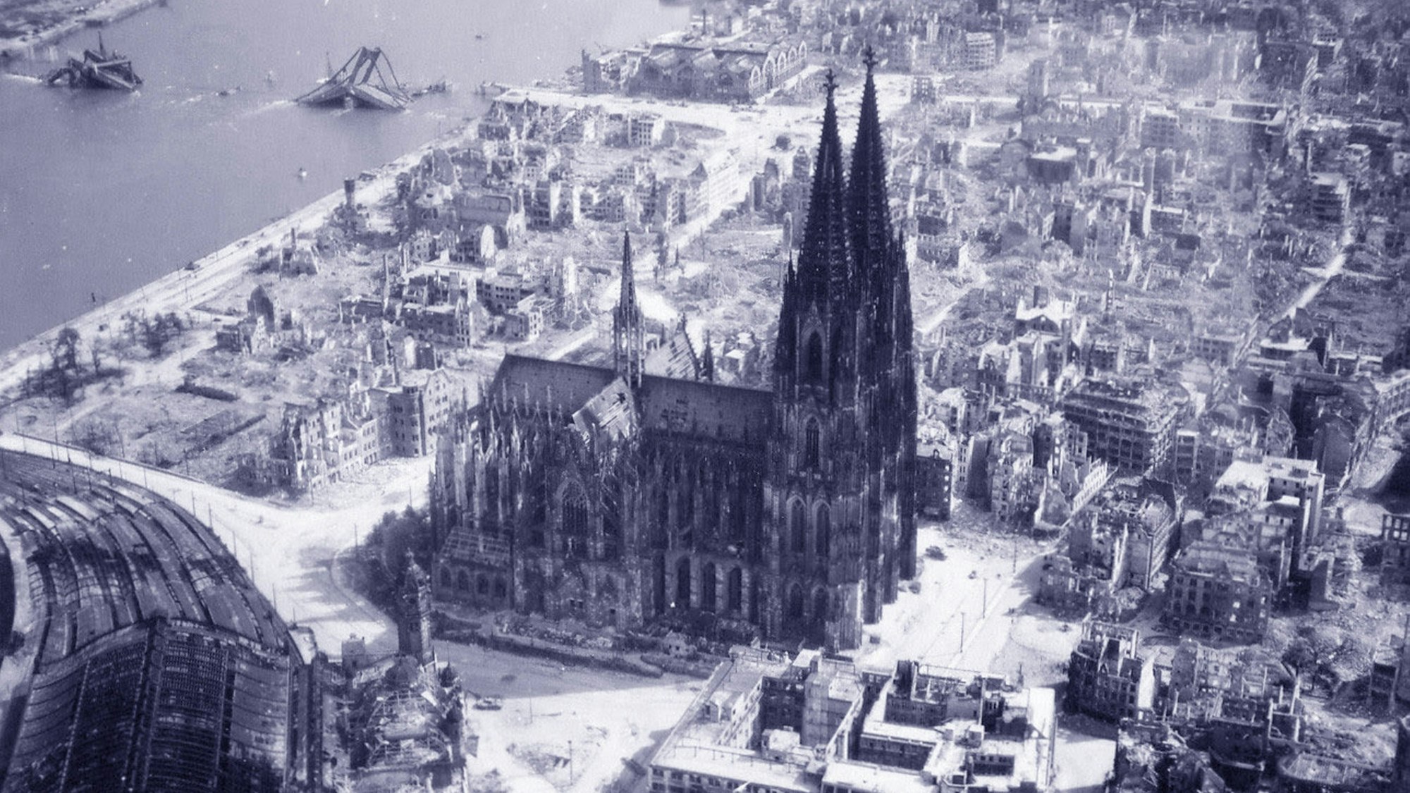 Luftaufnahme der zerstörten Stadt Köln nach dem Bombenangriff im Jahr 1944.